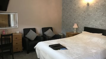 Phòng đôi Superior (Room 4 - Room Only) | 1 phòng ngủ, trang trí khác biệt