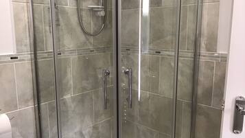 Superior Twin Room (Room 3 - Room Only) | Bathroom | Shower, free toiletries, hair dryer, towels