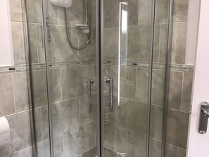 Superior Twin Room (Room 3 - Room Only) | Bathroom | Shower, free toiletries, hair dryer, towels