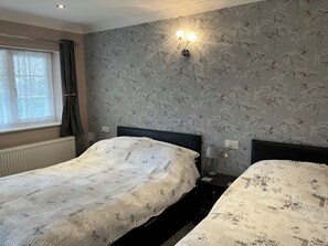 Camera familiare con 2 letti singoli (Room 6 - Room Only) | 1 camera, con stile personalizzato, con arredamento individuale