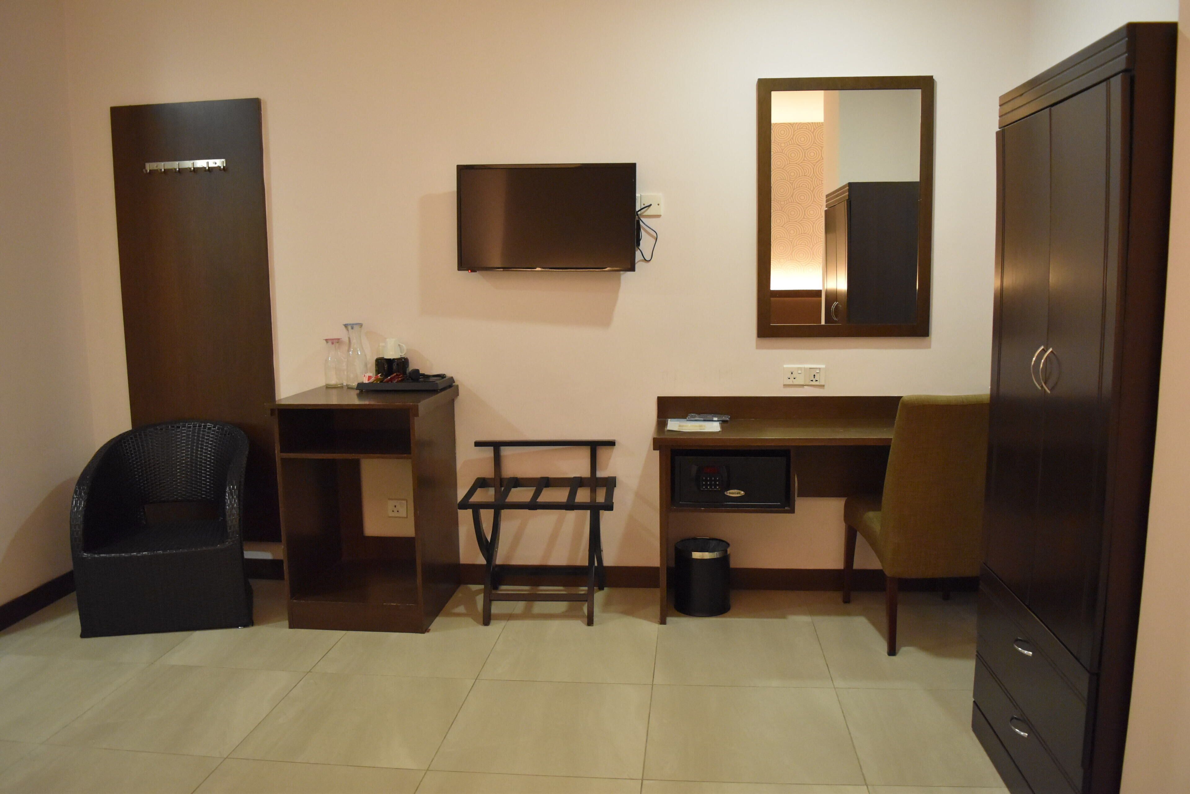 Family Studio Suite, Multiple Beds | Television