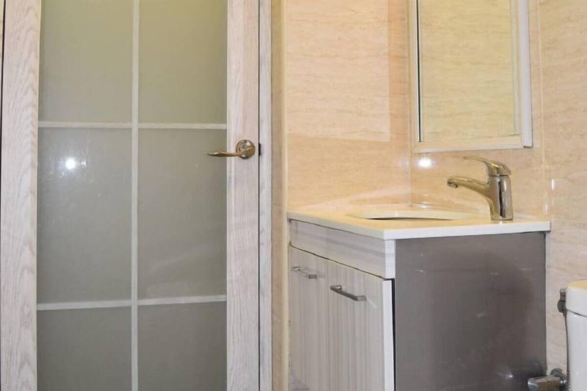 Bathroom | Shower, free toiletries, bidet, towels