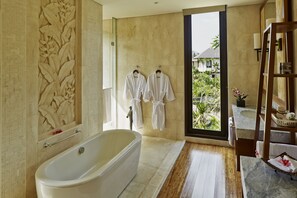 Separate bathtub and shower, deep-soaking bathtub, free toiletries - Bali National Golf Villas (Nusa Dua)