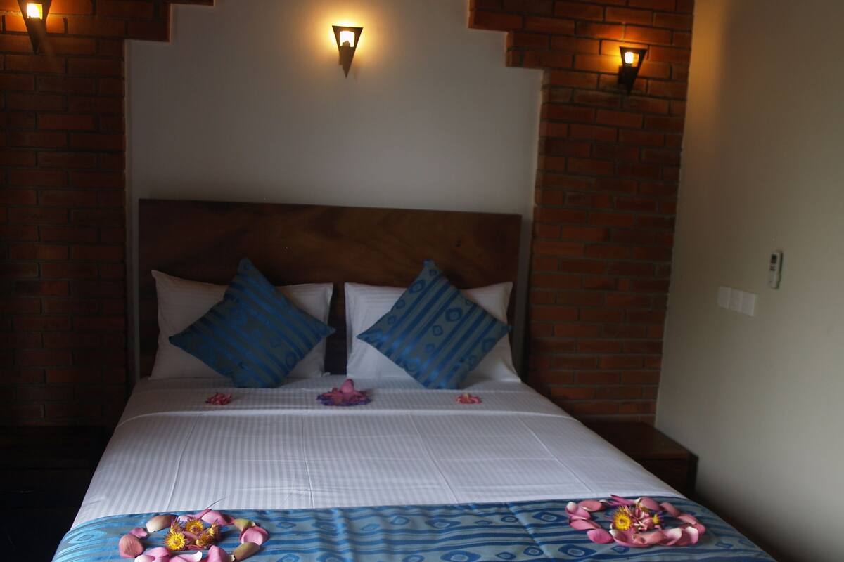 1 bedroom, premium bedding, desk, rollaway beds