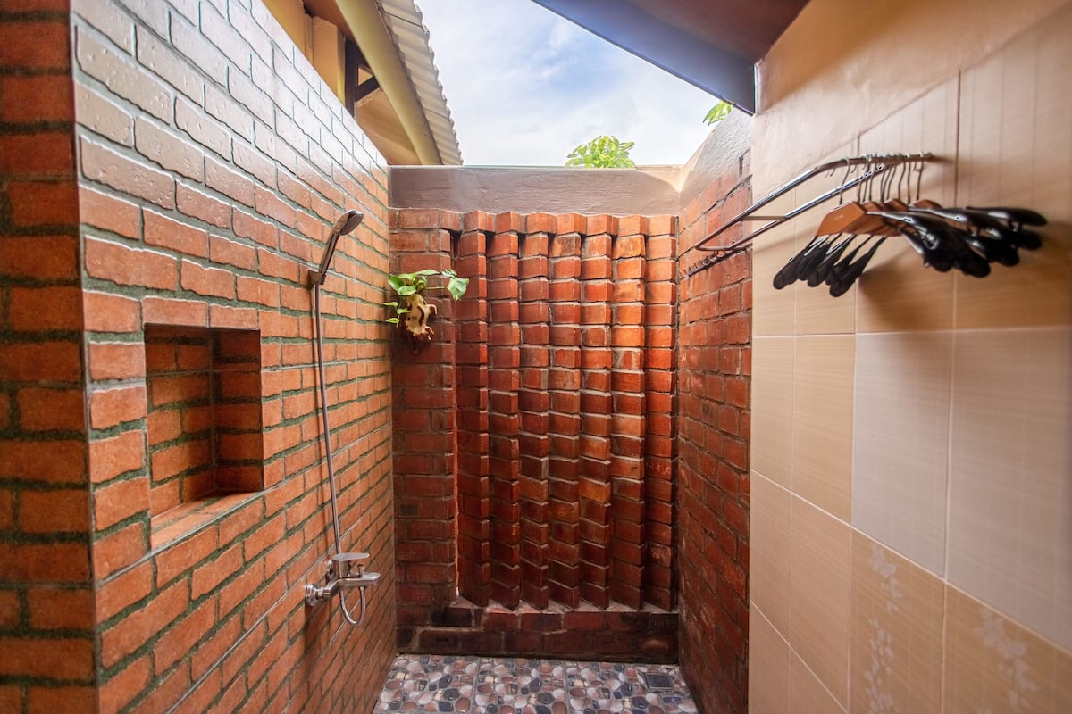 bungalow triple, garden view | bathroom | free toiletries, hair dryer, slippers, towels