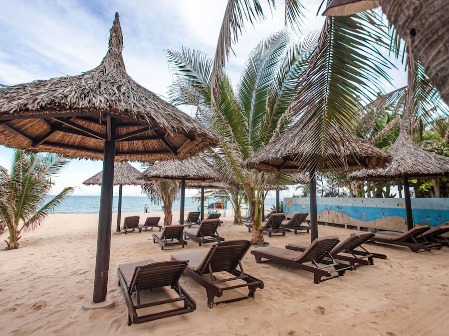 På stranden, hvit sand og brettseiling