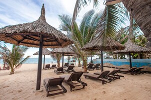 En la playa, arena blanca