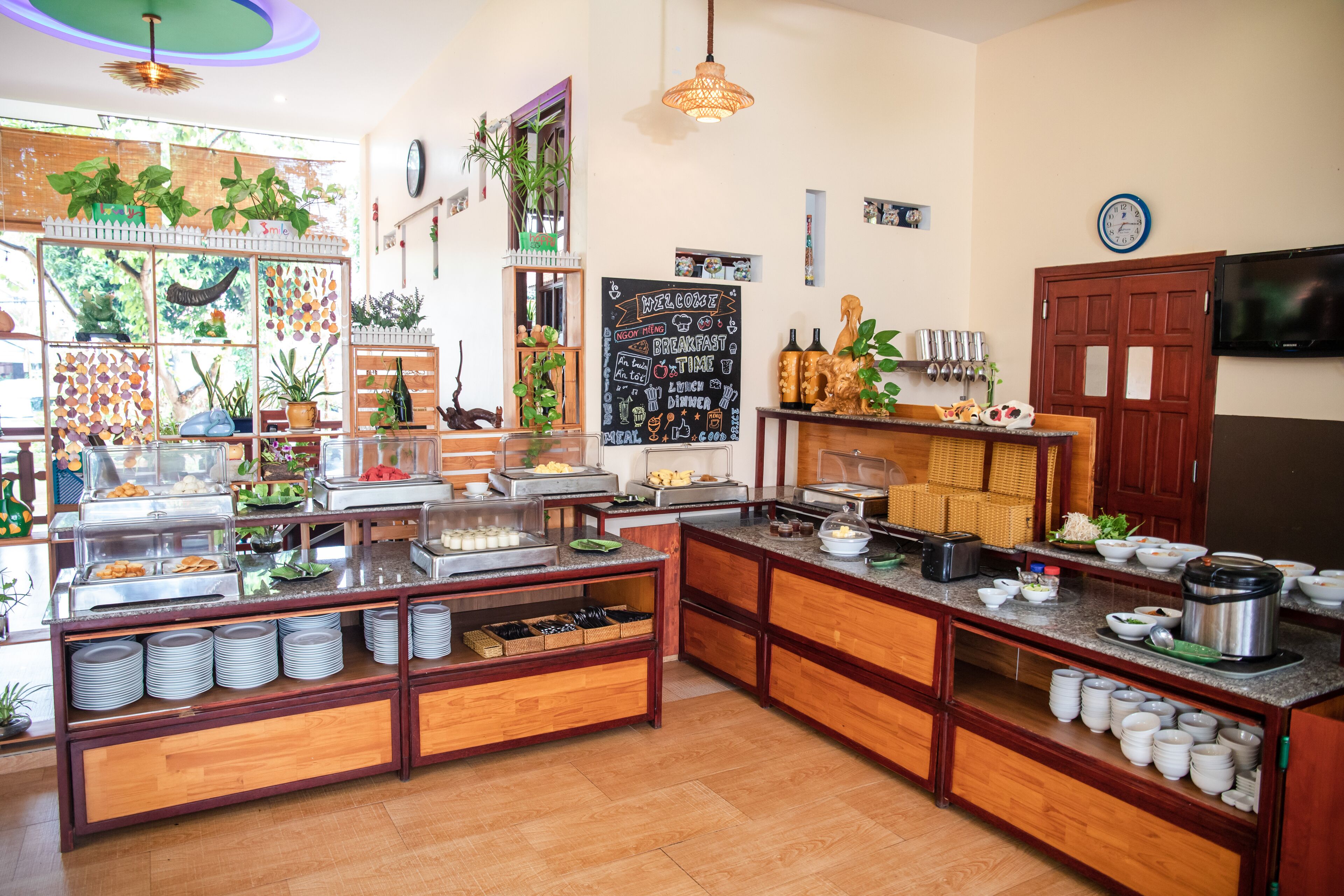 breakfast, lunch, dinner served; international cuisine, garden views