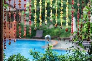 Una piscina al aire libre, tumbonas