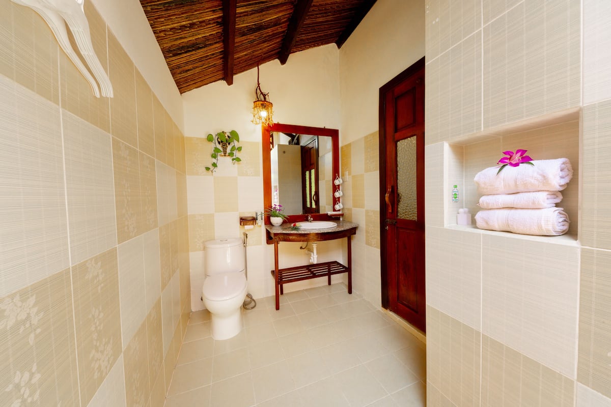 bungalow triple, garden view | bathroom | free toiletries, hair dryer, slippers, towels