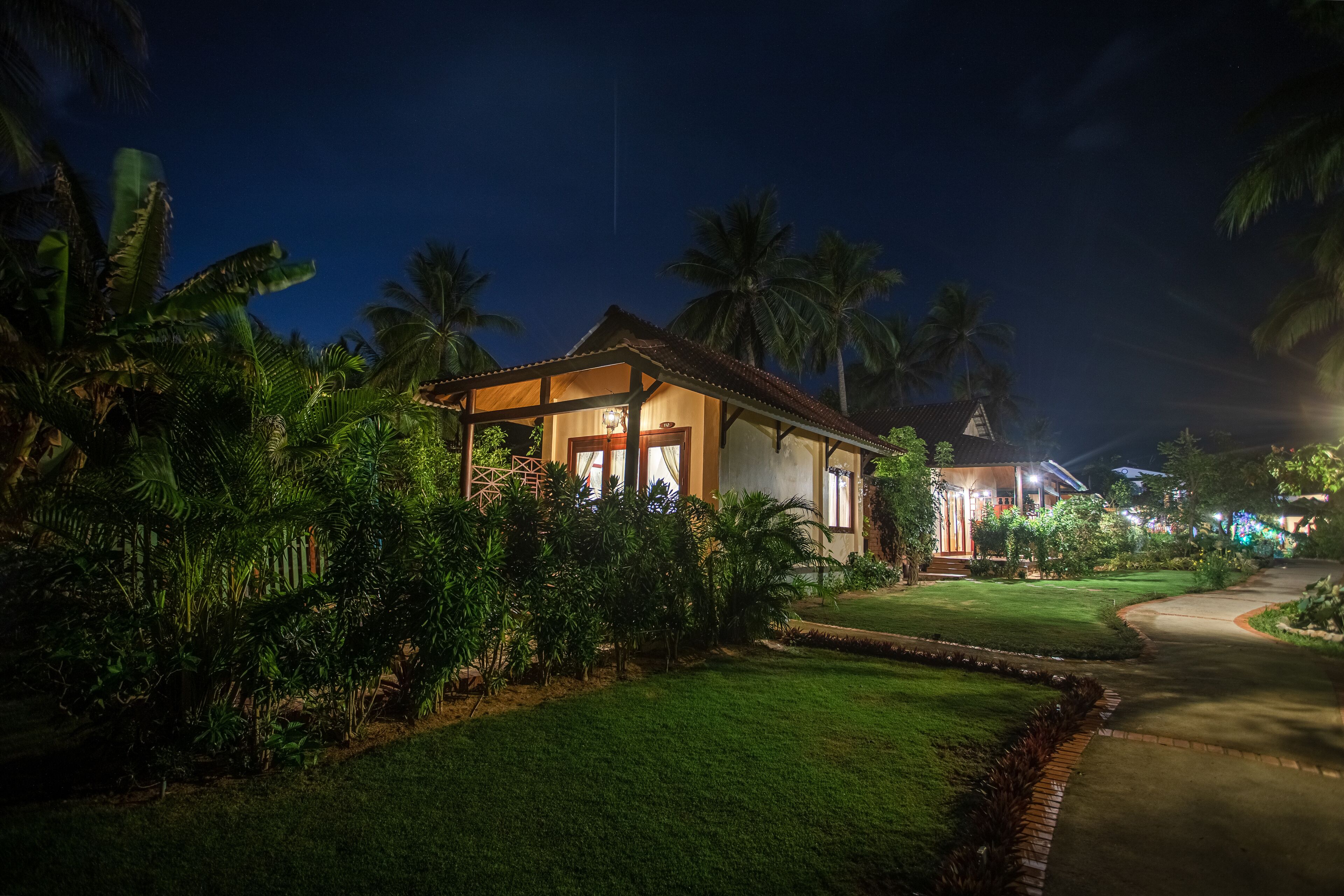 bungalow, beachfront | garden view
