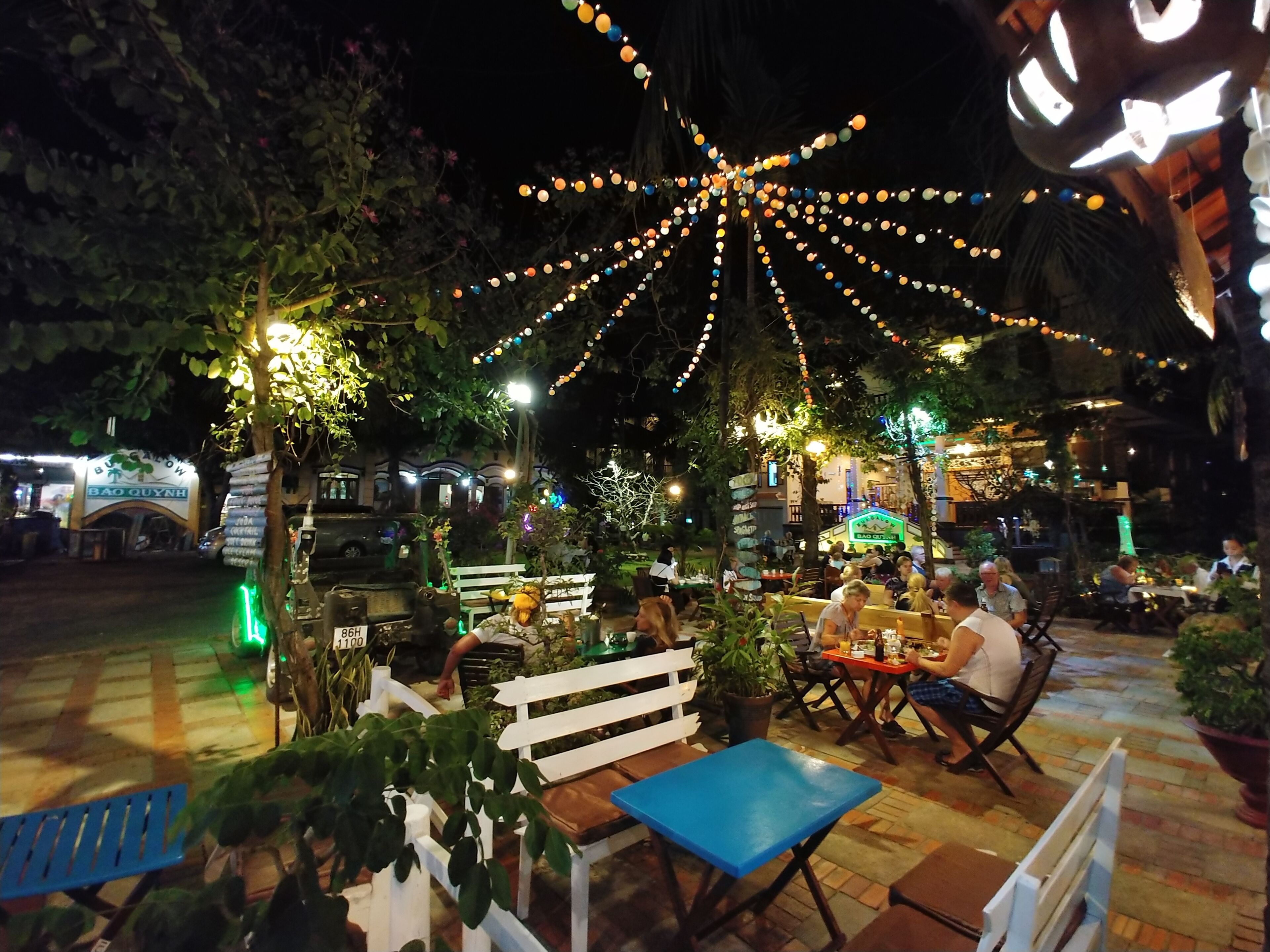 Phục vụ bữa sáng, món ăn mang phong cách quốc tế, nhìn ra vườn 