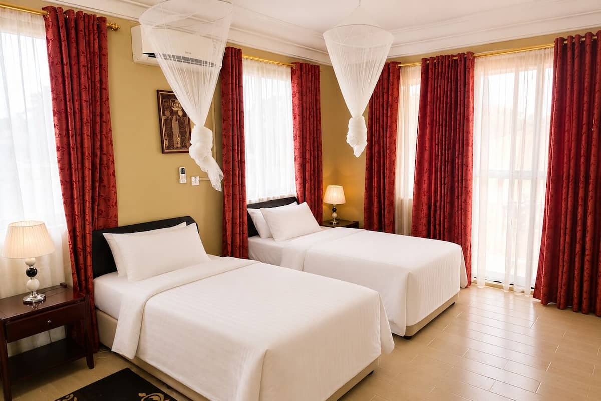 Deluxe Twin Room | In-room safe, desk, laptop workspace, blackout drapes