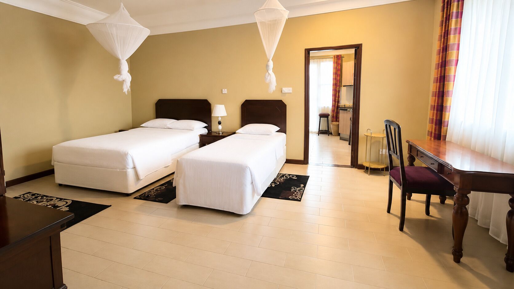 Comfort Suite | In-room safe, desk, laptop workspace, blackout drapes