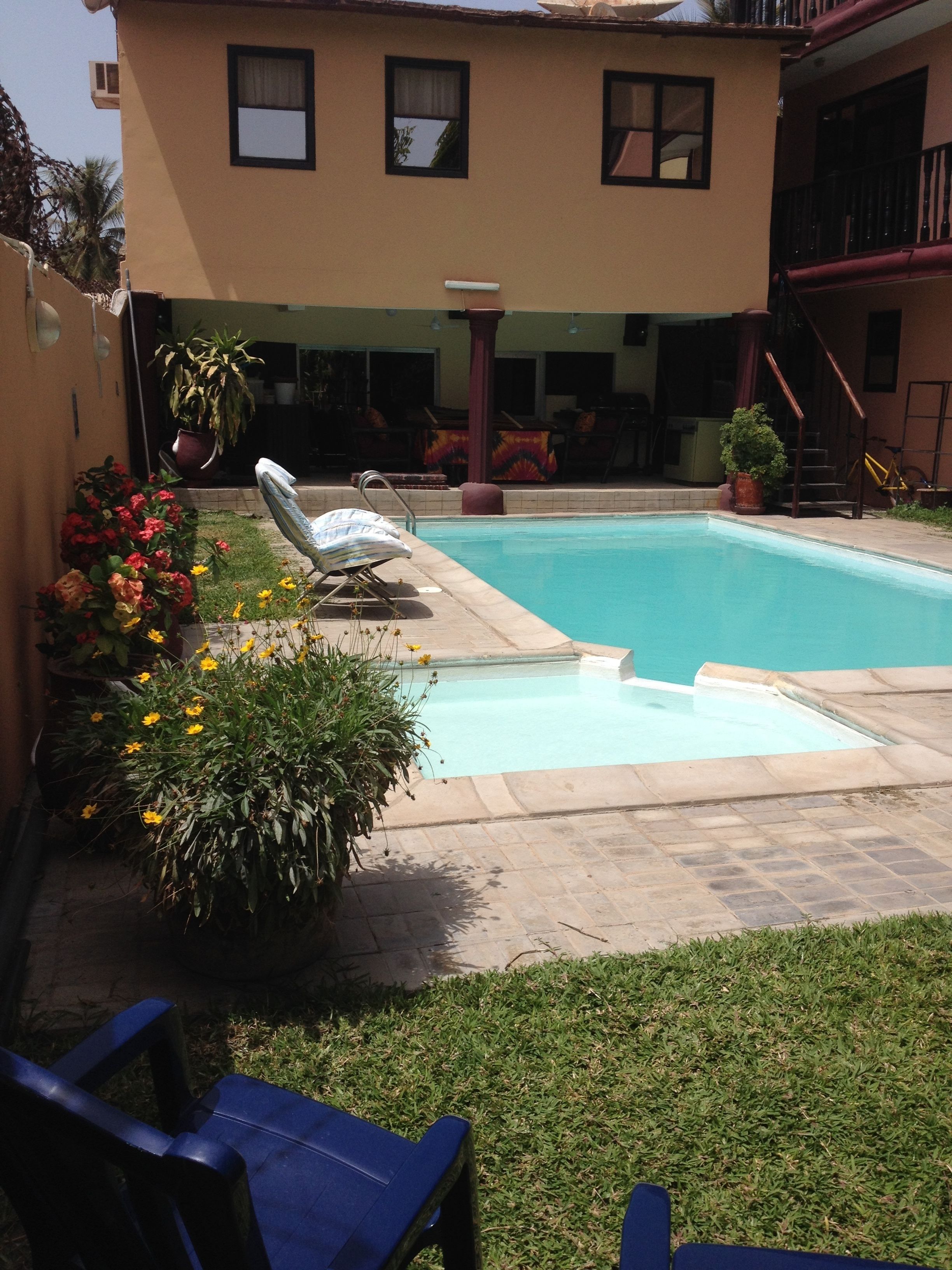 Alberca al aire libre, sombrillas en la alberca y camastros 