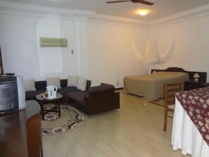 高档床上用品、客房内保险箱、办公桌  、遮光窗帘