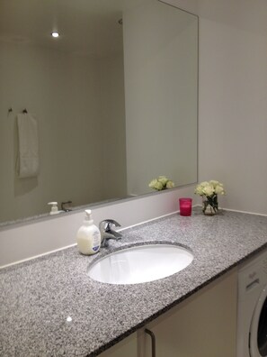 Appartement, 2 chambres, balcon | Salle de bain