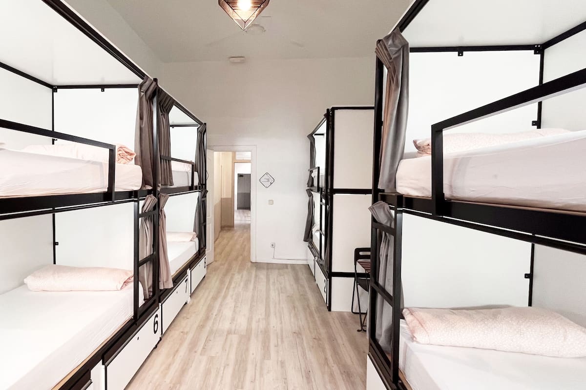 Caja de seguridad en la habitación, wifi gratis y ropa de cama