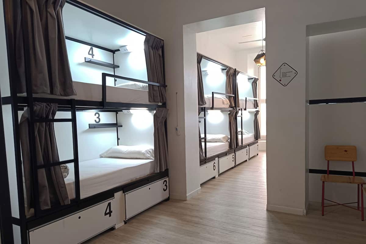 Caja de seguridad en la habitación, wifi gratis y ropa de cama