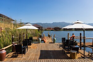 Café da manhã, almoço e jantar; culinária internacional 