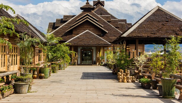 Il s'agit d'un bâtiment traditionnel doté d'une façade en bois, d'une entrée centrale et d'une passerelle en bois menant à cette entrée.