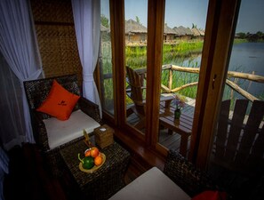 Villa, vista al lago | Minibar, caja de seguridad en la habitación y escritorio 