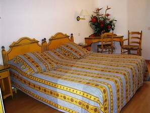 經典雙人房 | 迷你吧、客房內保險箱、書桌、隔音