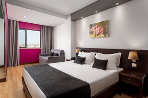 Signature Double Room | Minibar, in-room safe, desk, blackout drapes - Hotel Luena (Lisbon)