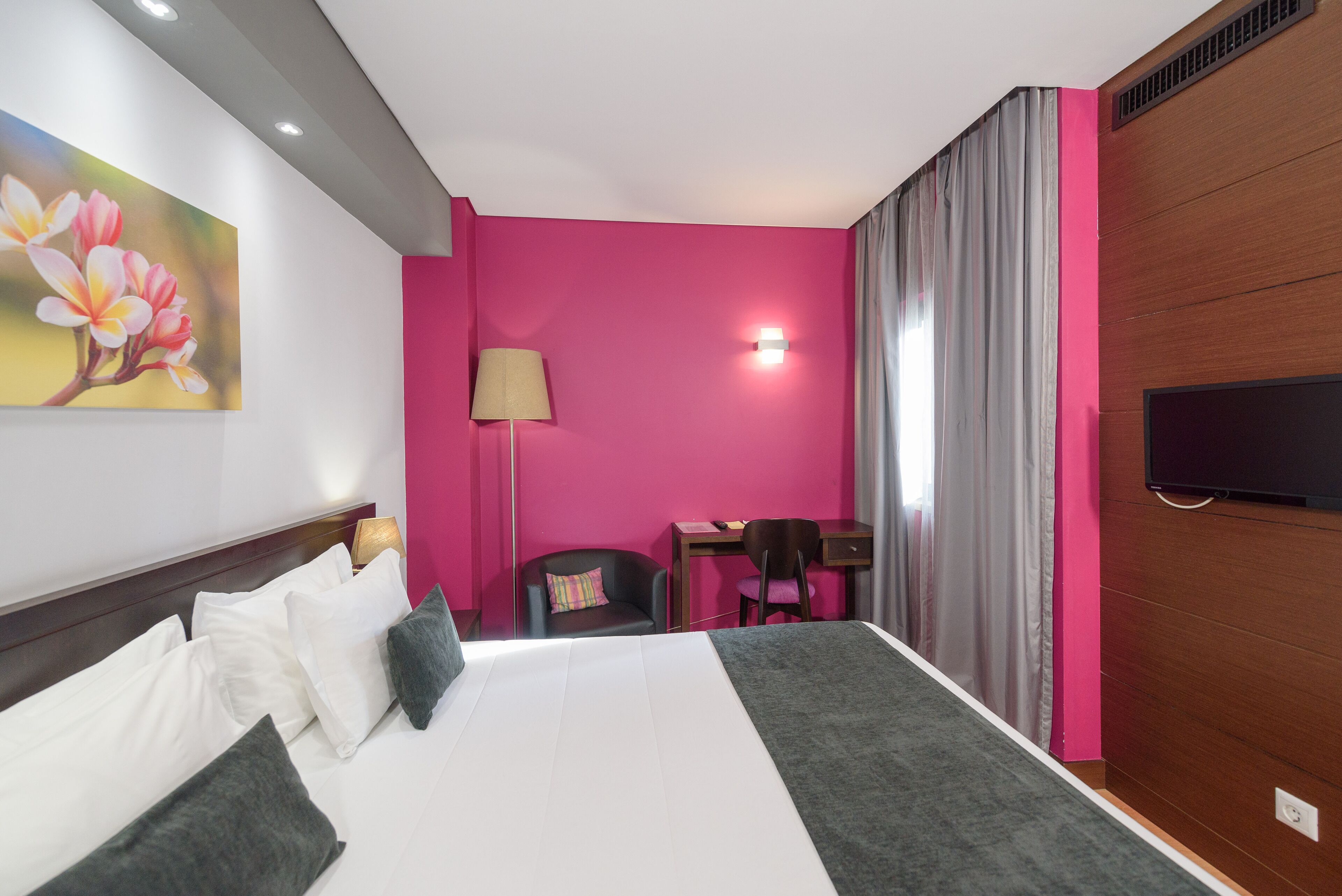 Frigobar, cofres nos quartos, escrivaninha, cortinas blackout