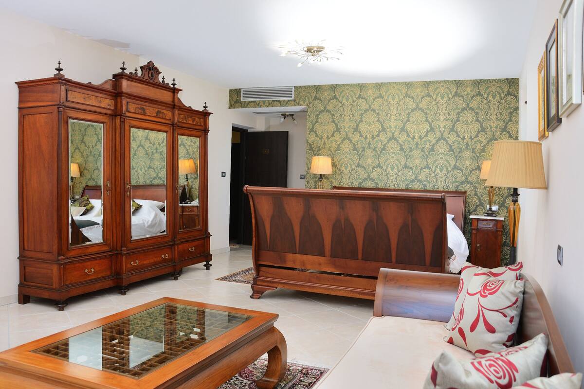 Junior Suite, 1 King Bed, Jetted Tub