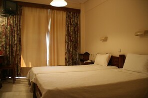 Chambre Économique Double ou avec lits jumeaux, 2 lits une place | Coffres-forts dans les chambres, fer et planche à repasser