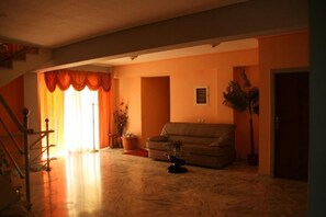 Chambre Économique Double ou avec lits jumeaux, 2 lits une place | Coffres-forts dans les chambres, fer et planche à repasser
