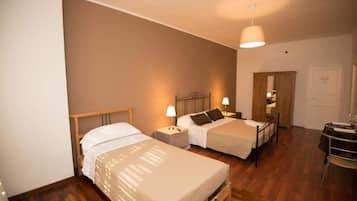 Triple Room | Desk, free WiFi