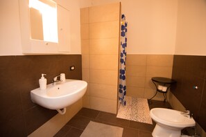 Triple Room | Bathroom | Shower, free toiletries, hair dryer, bidet - Baciami Ancora (Bari)