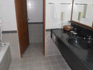 Shower, rainfall showerhead, free toiletries, hair dryer - Seasons of Yangon International Airport Hotel (Yangon)