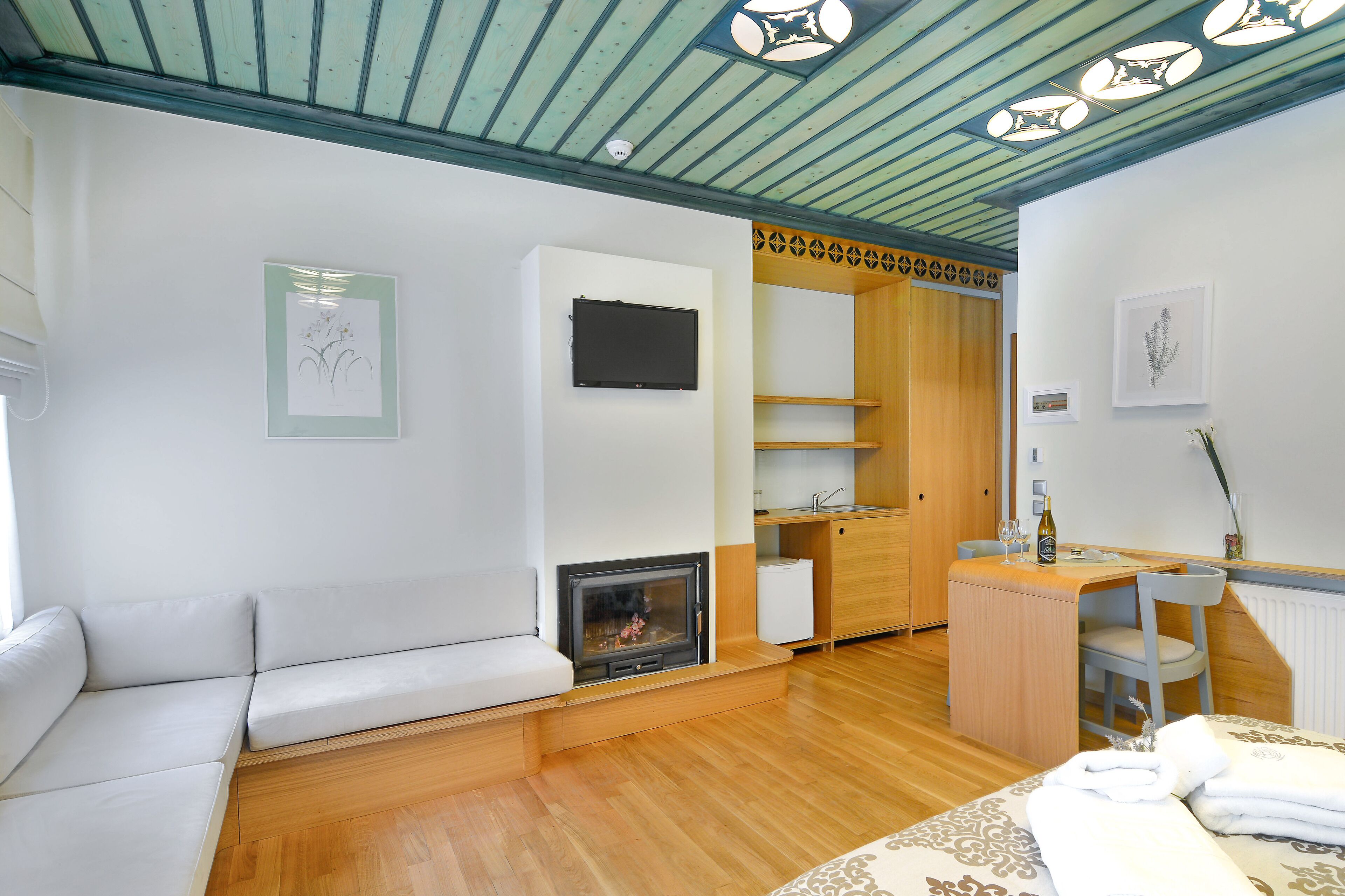 Deluxe suite, open haard | Privékitchenette | Een koelkast