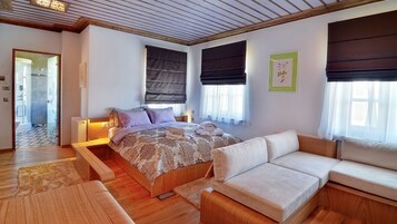 Suite ejecutiva, chimenea, vistas a la montaña | Sábanas de algodón egipcio y ropa de cama de alta calidad