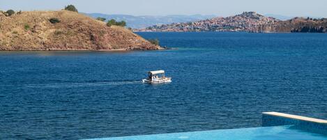 2 outdoor pools, an infinity pool, pool umbrellas, sun loungers