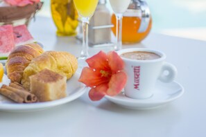 Dagelijks continentaal ontbijt (EUR 7 per persoon)