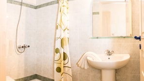 Appartement, 1 slaapkamer | Badkamer | Een douche, handdoeken