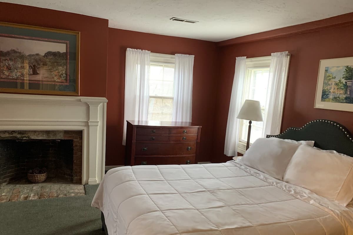 Comfort Single Room, 1 Queen Bed | Iron/ironing board, free WiFi