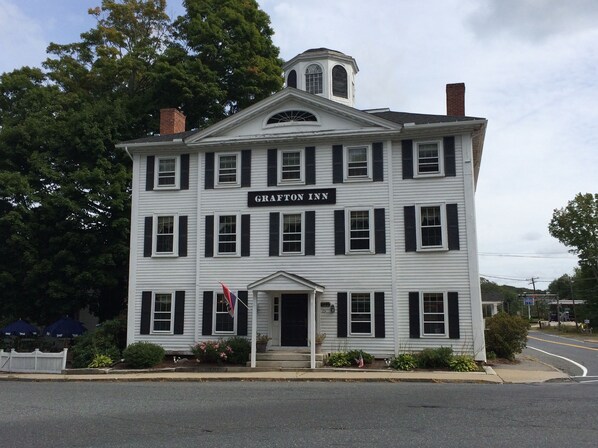 Front of property - Hunters Grille and Tap at The Grafton Inn (Grafton)