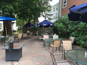 Outdoor dining - Hunters Grille and Tap at The Grafton Inn (Grafton)