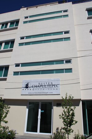 Property entrance - Suites Chapultepec (Guadalajara)