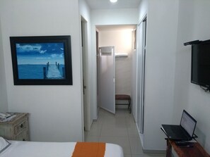 Standard Room | In-room safe, iron/ironing board, free WiFi, bed sheets - Suites Chapultepec (Guadalajara)