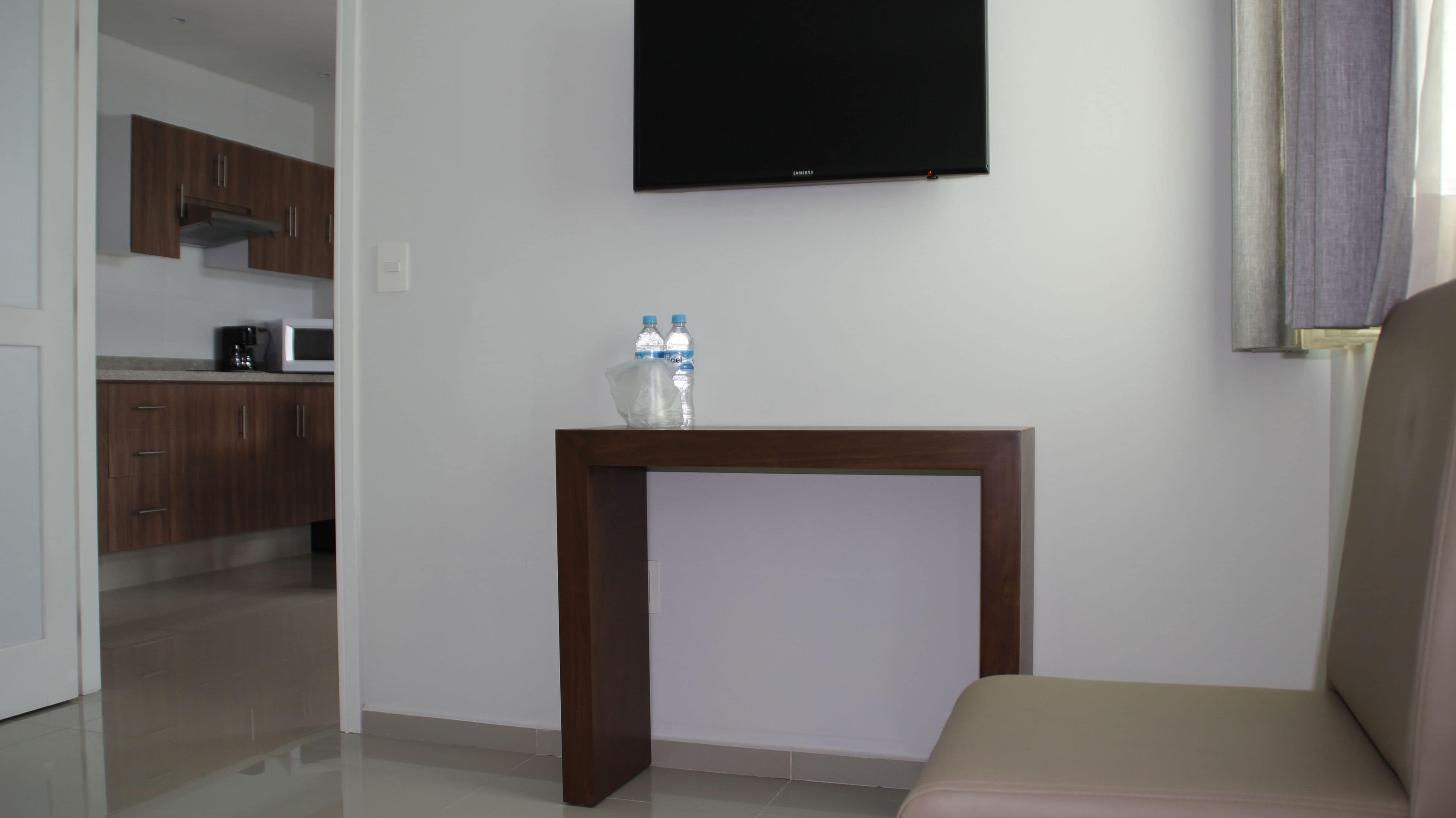 deluxe room | living area | 32-inch flat-screen tv with cable channels, tv