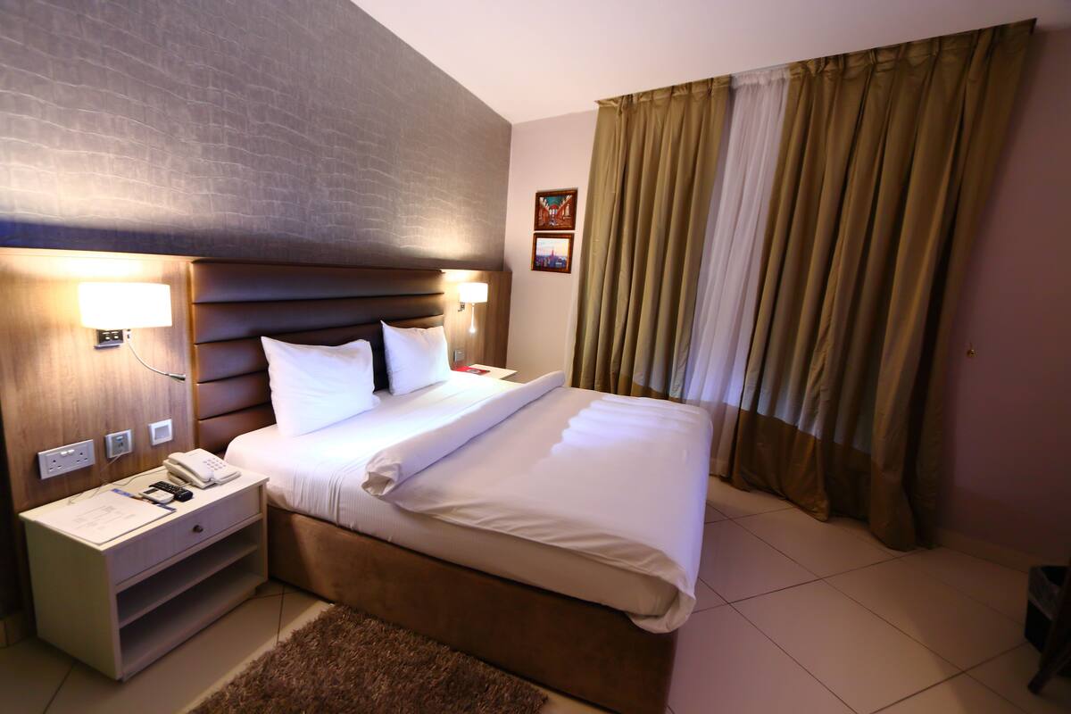 In-room safe, desk, WiFi (free)