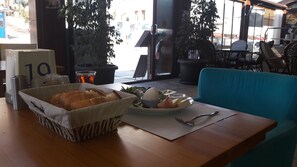 อาหารเช้าแบบคอนติเนนทัลทุกวัน (EUR 4 ต่อคน)