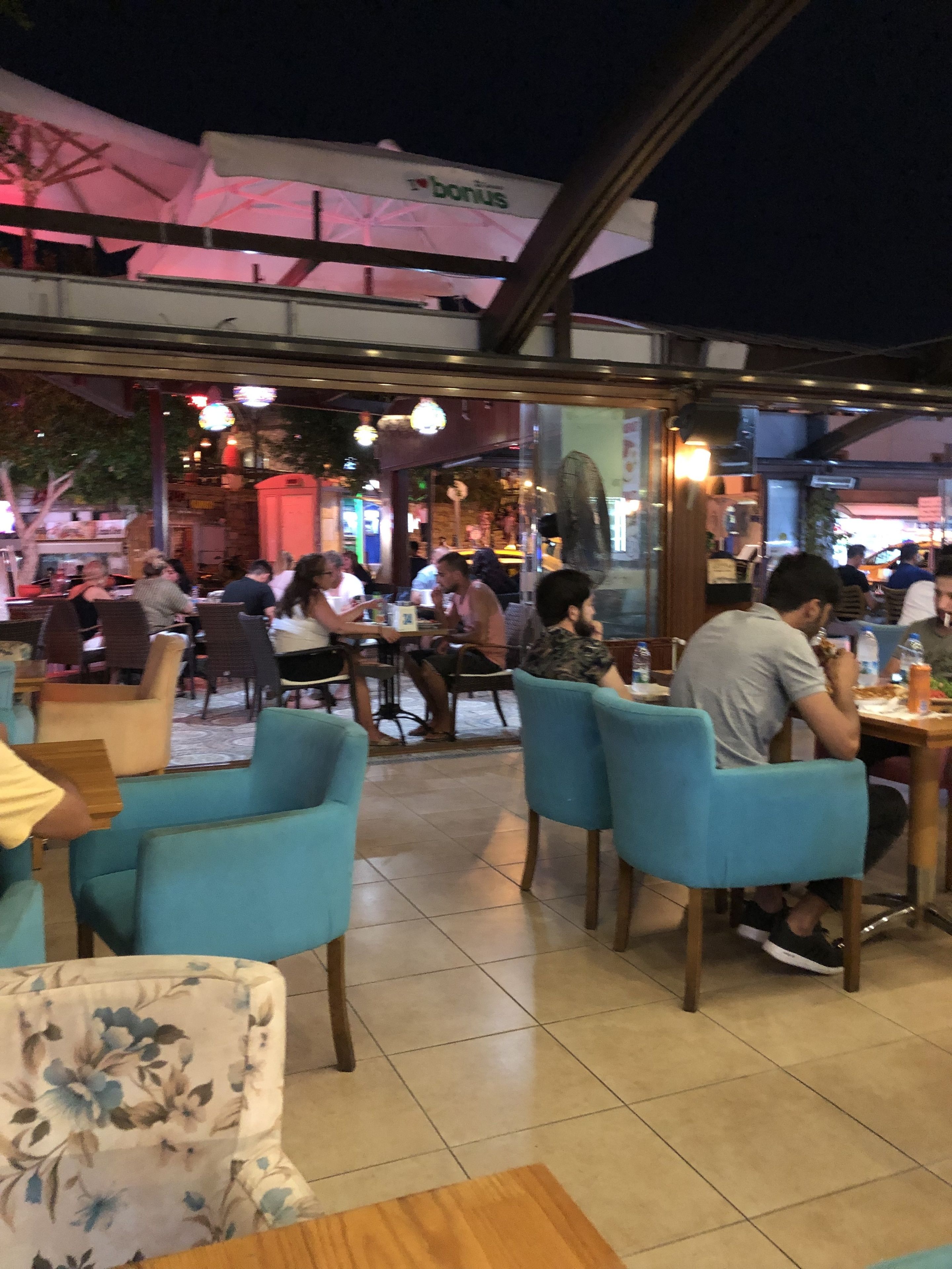 Se sirven desayunos, comidas, cenas y cocina turca 