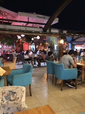 บริการอาหารเช้า อาหารกลางวัน อาหารเย็น, อาหารตุรกี